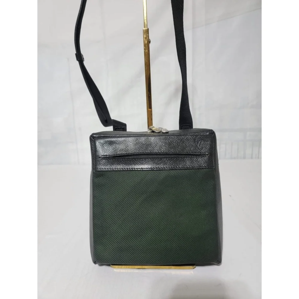 Authentic Louis Vuitton Taiga Leather Sayan Messenger Bag - Picture 6 of 15